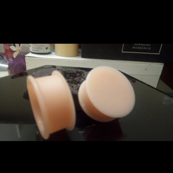 Fair Skin Tone Silicone Plugs 25mm - Picture 2 of 2